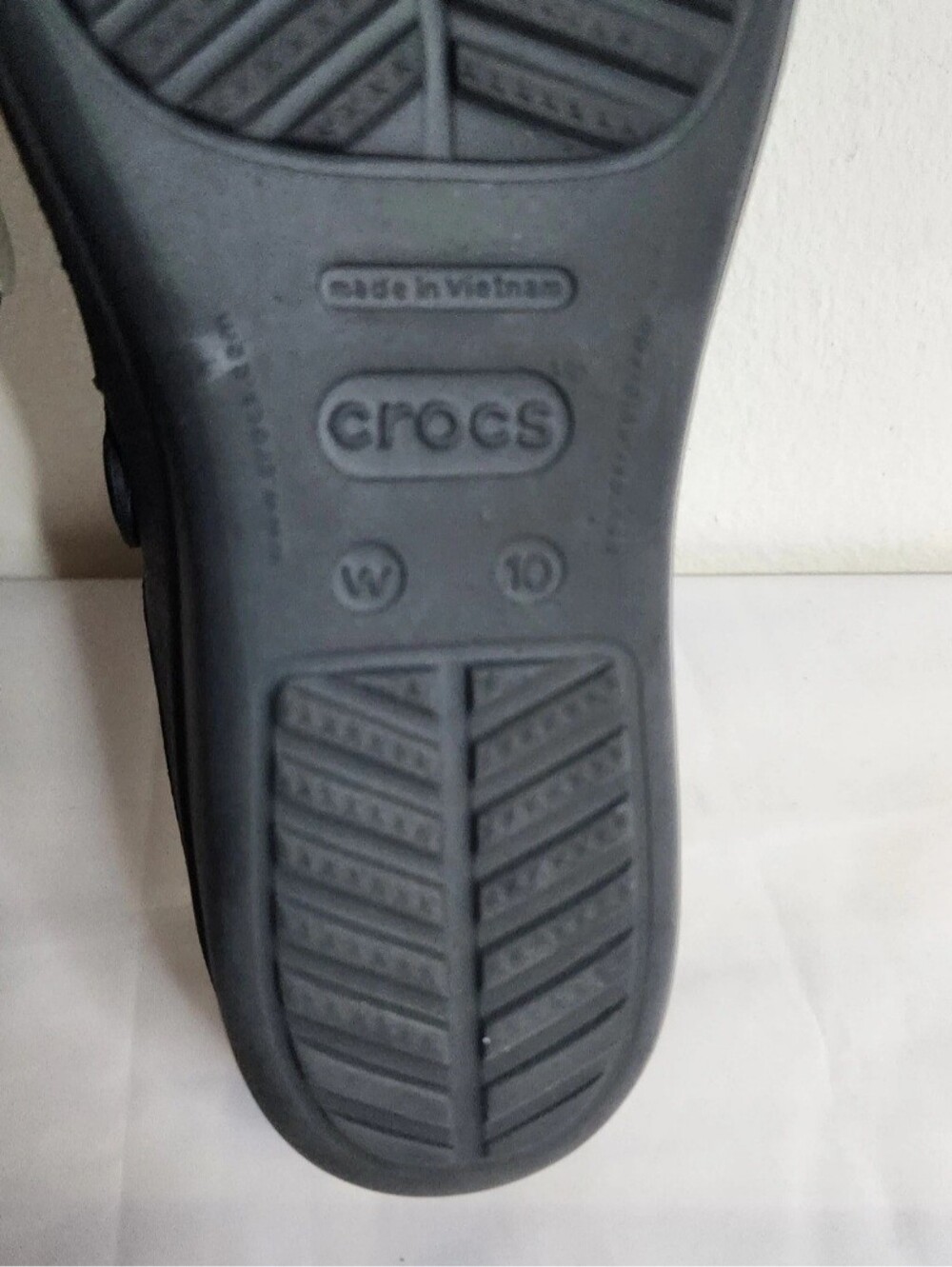 Crocs Sanrah Women’s Metal Silver Hammered Flip Flop Black Wedge Sandals Size 10 - Picture 9 of 9
